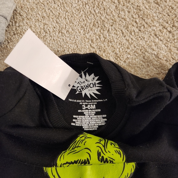 New with tags! Bundle of 2 Baby's Christmas Sweatshirts size 3-6M - Picture 5 of 5